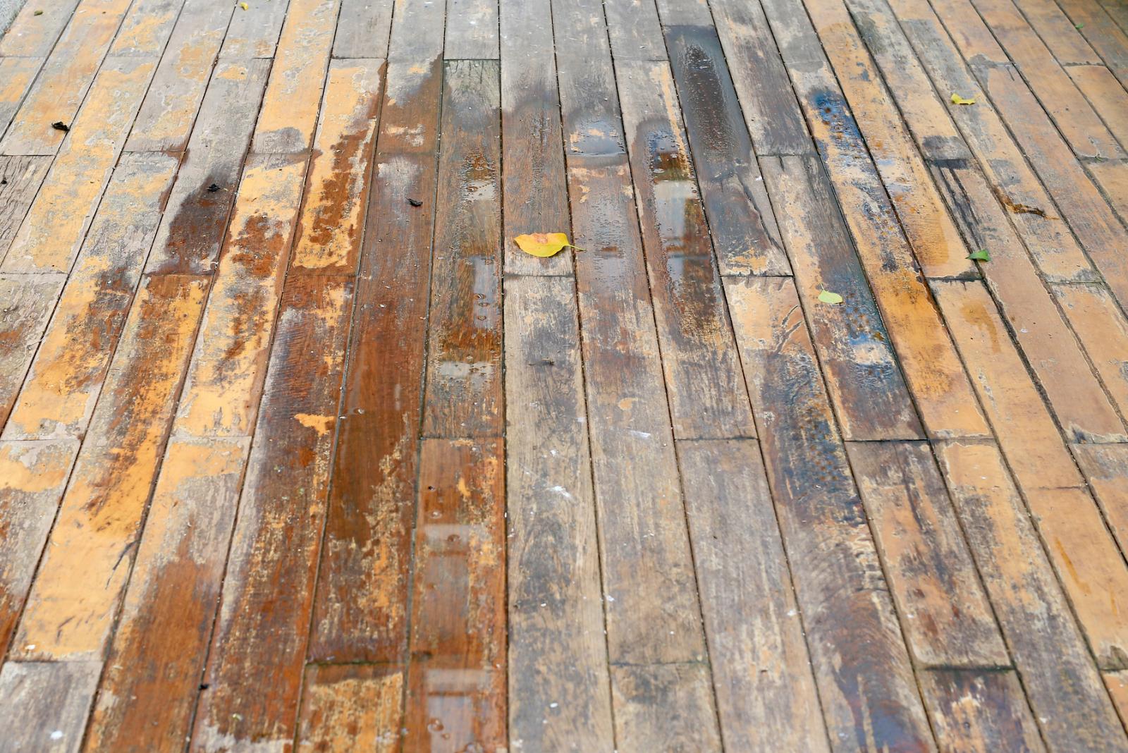 Sàn gỗ bị bẩn sau khi xảy ra sự cố ngập nước. 