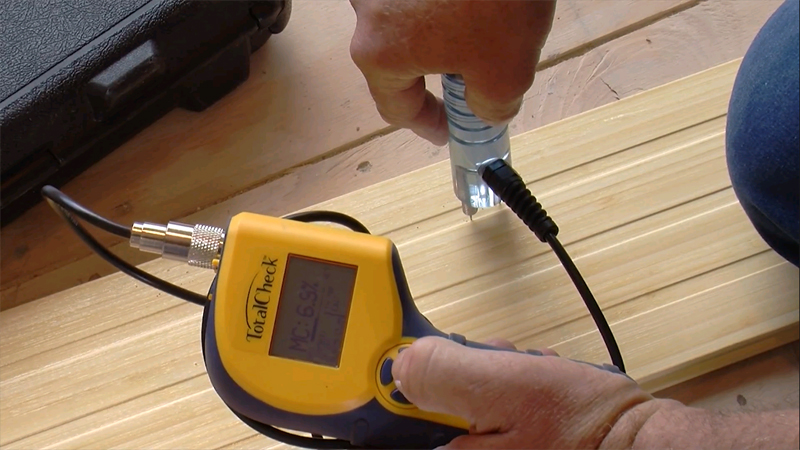 Thực hiện kiểm tra độ ẩm của sàn gỗ